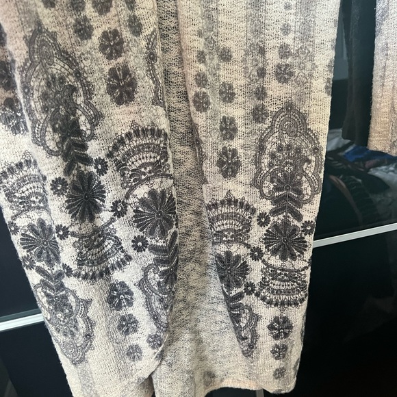 Large long sweater - Picture 2 of 4